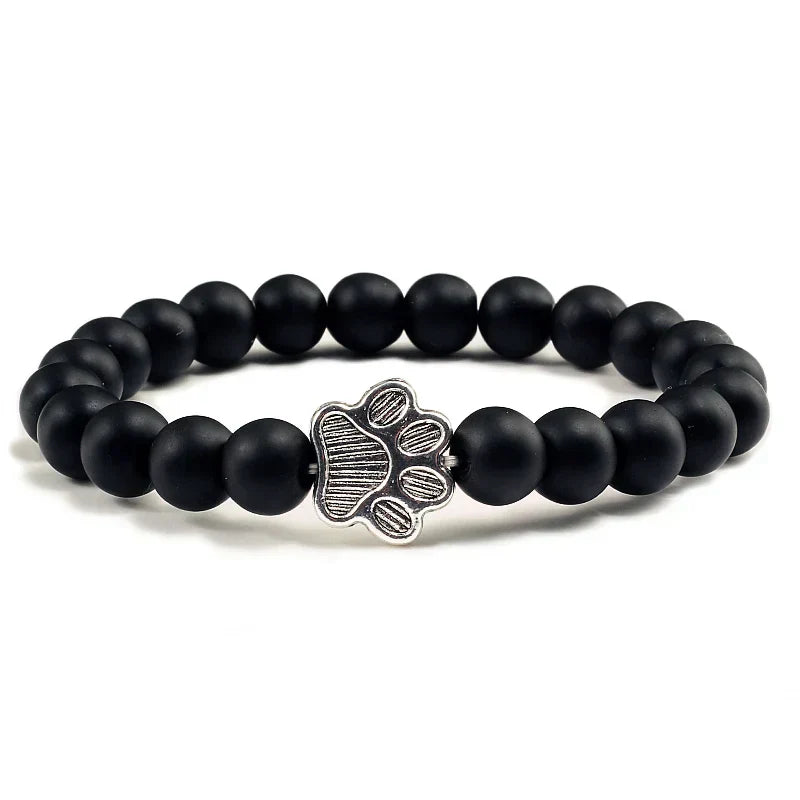 Margarida - Pulseira com estampa de patas decorada com miçangas.