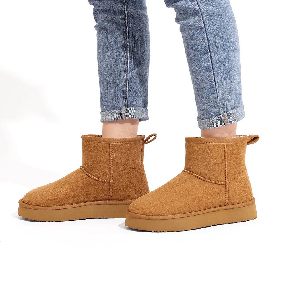 Amara | Bota Clássica Feminina de Inverno com Forro Peludo Interior - Ines Braga