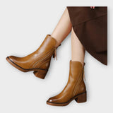 Botins com Linha Elegante e Detalhe de Fecho - Ines Braga