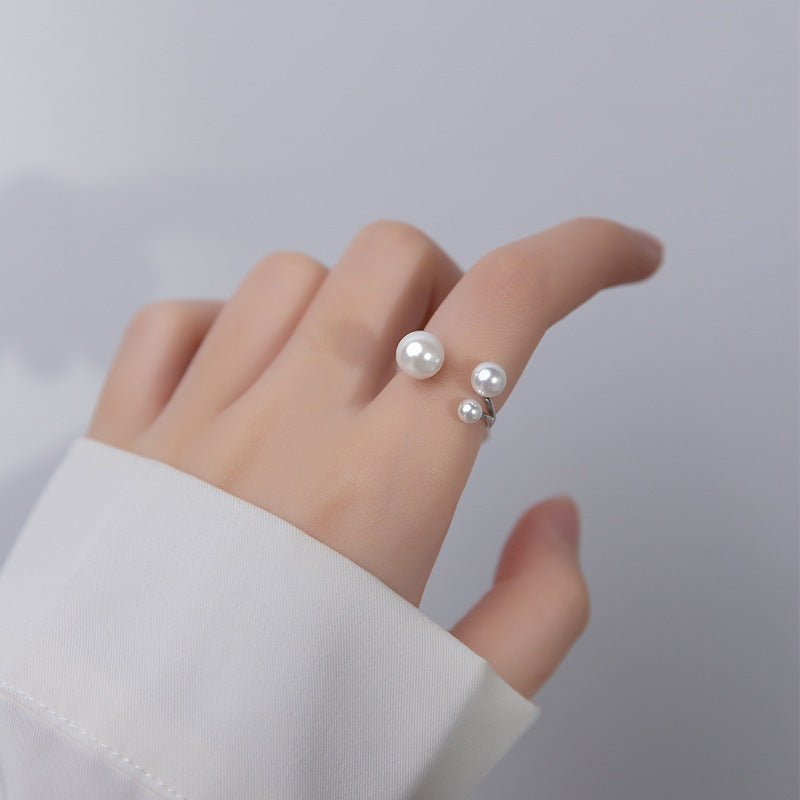BrilhoNova Anel Triangular Ajustável Pérolas - Elegância - Ines Braga