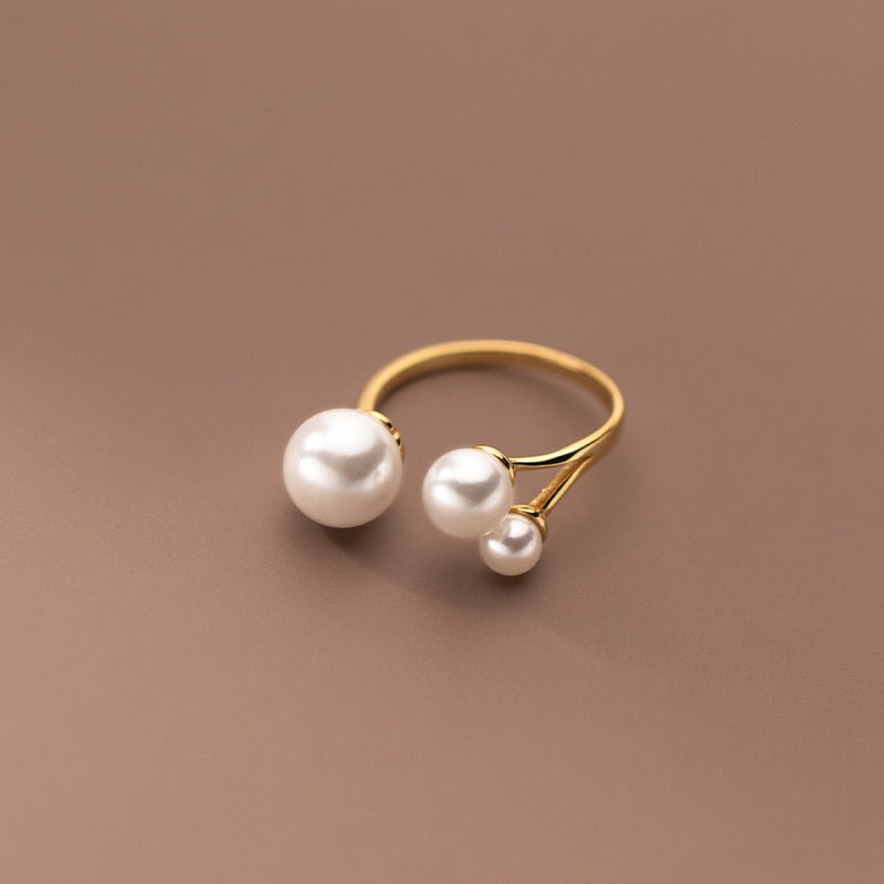 BrilhoNova Anel Triangular Ajustável Pérolas - Elegância - Ines Braga