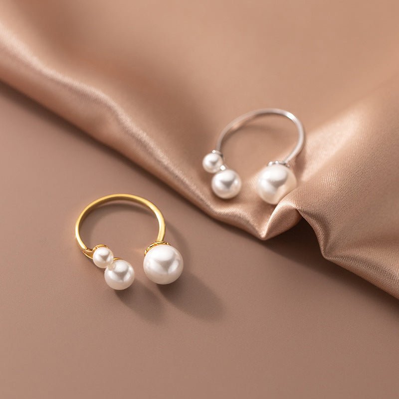 BrilhoNova Anel Triangular Ajustável Pérolas - Elegância - Ines Braga