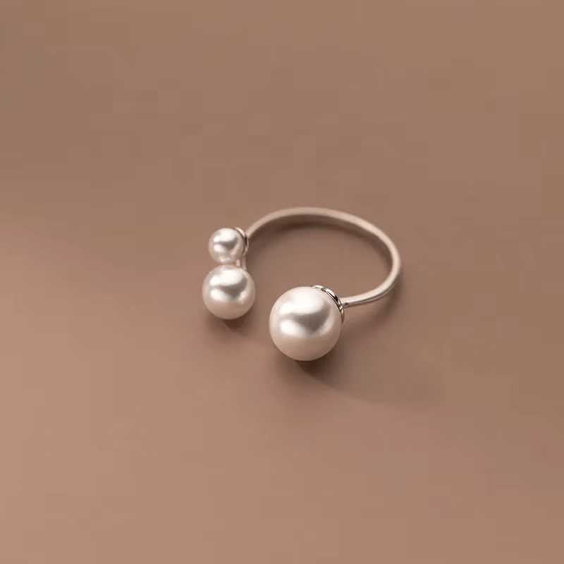 BrilhoNova Anel Triangular Ajustável Pérolas - Elegância - Ines Braga