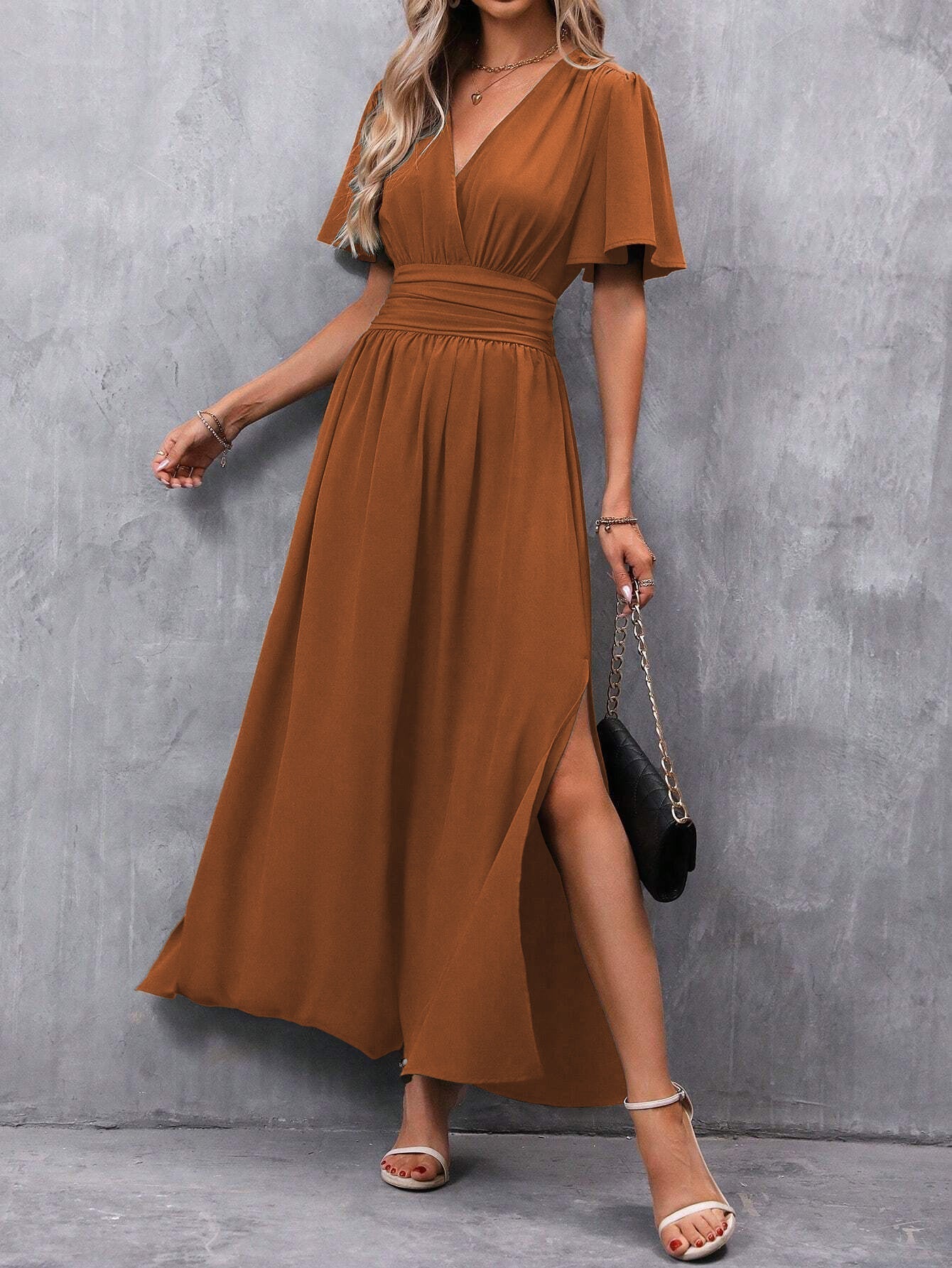 Eterna | Vestido Maxi Elegante Preto com Decote V, Mangas Fluidas e Fenda - Ines Braga