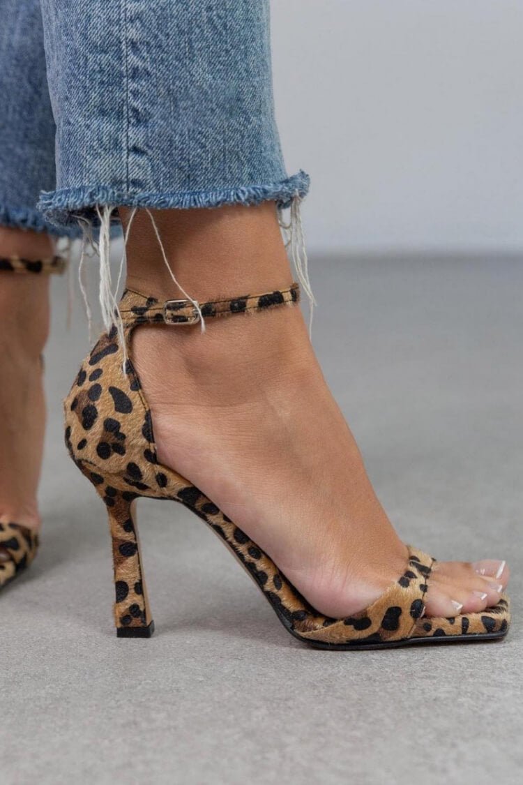 Giulia™ | Sandálias de salto alto com estampado leopardo - Ines Braga