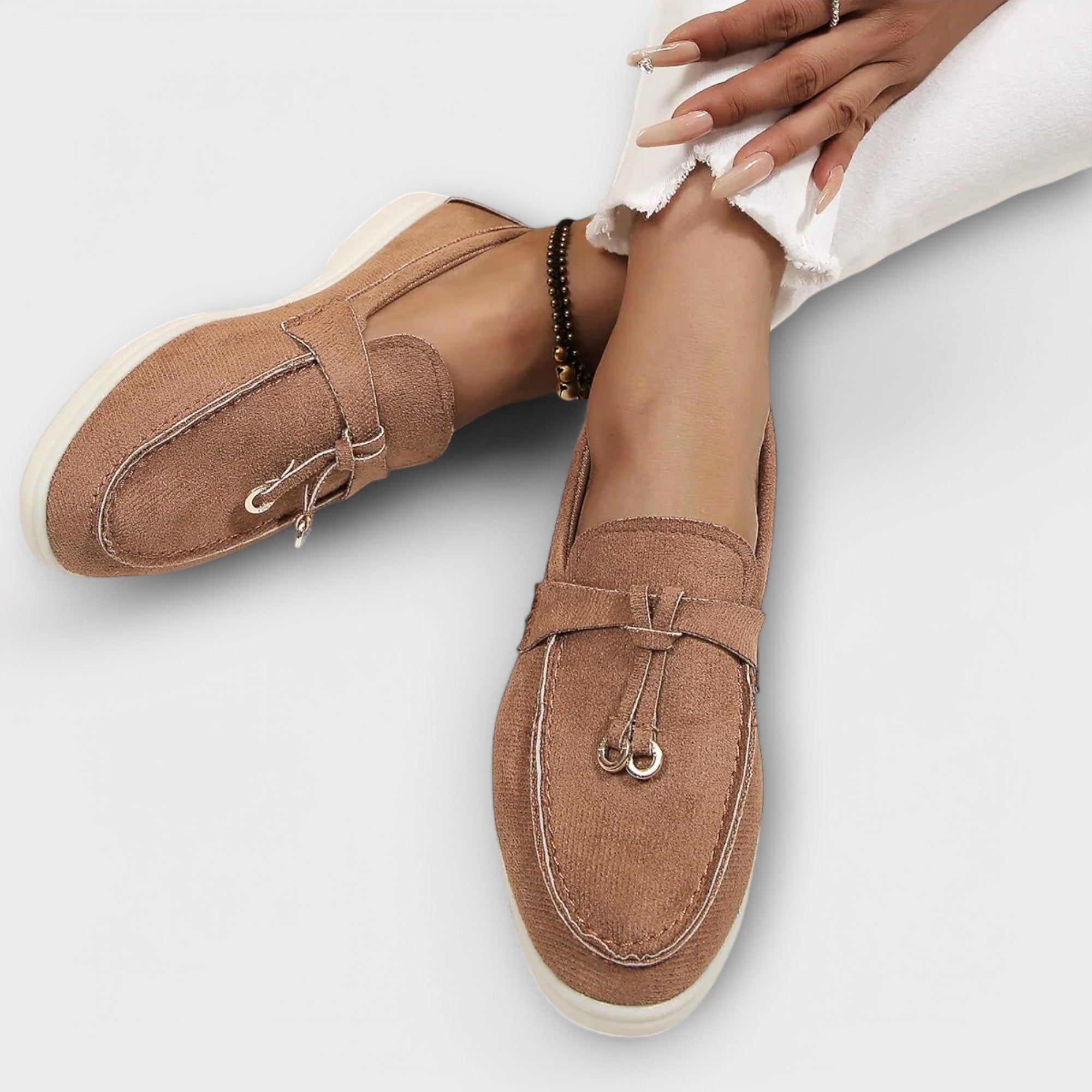 Mocassins Femininos Beiges com Cordão Decorativo - Ines Braga