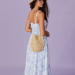 Renata | O Vestido Midi Azul com Estampa Floral, Decote Quadrado e Franzido" - Ines Braga