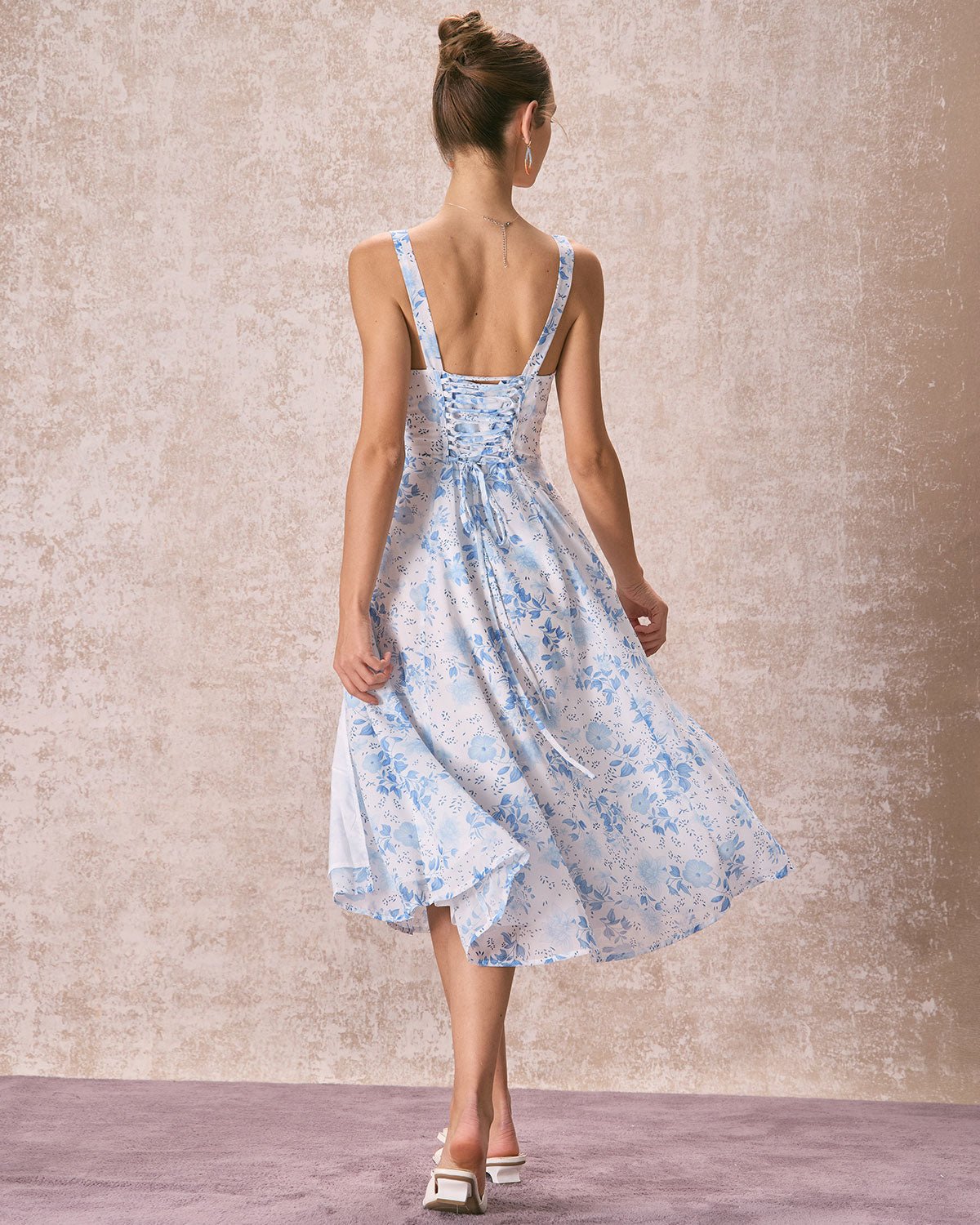 Renata | O Vestido Midi Azul com Estampa Floral, Decote Quadrado e Franzido" - Ines Braga