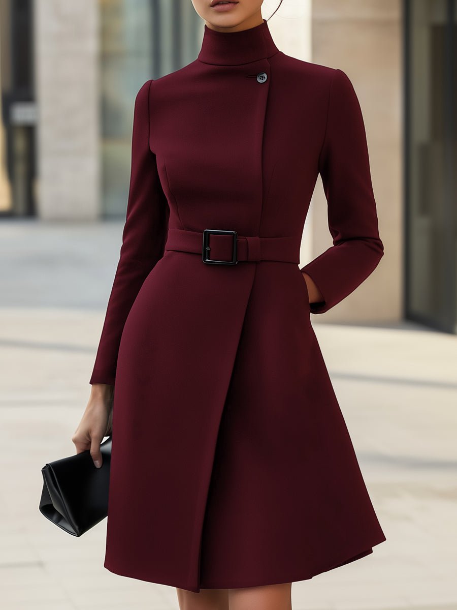 Robe Évasée Élégante à Col Montant et Ceinture Asymétrique - Ines Braga