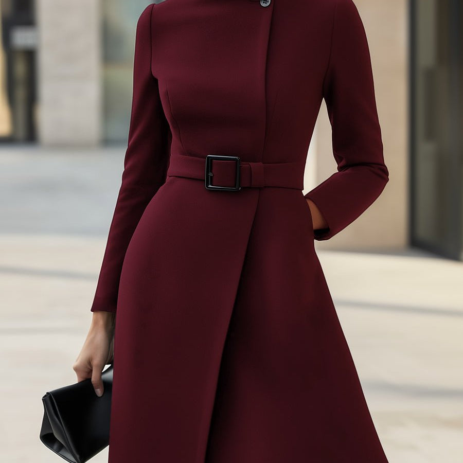 Robe Évasée Élégante à Col Montant et Ceinture Asymétrique - Ines Braga