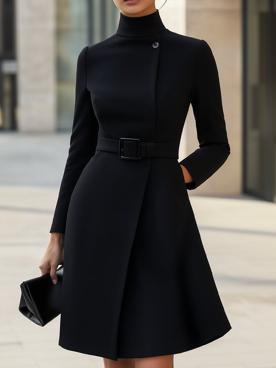Robe Évasée Élégante à Col Montant et Ceinture Asymétrique - Ines Braga